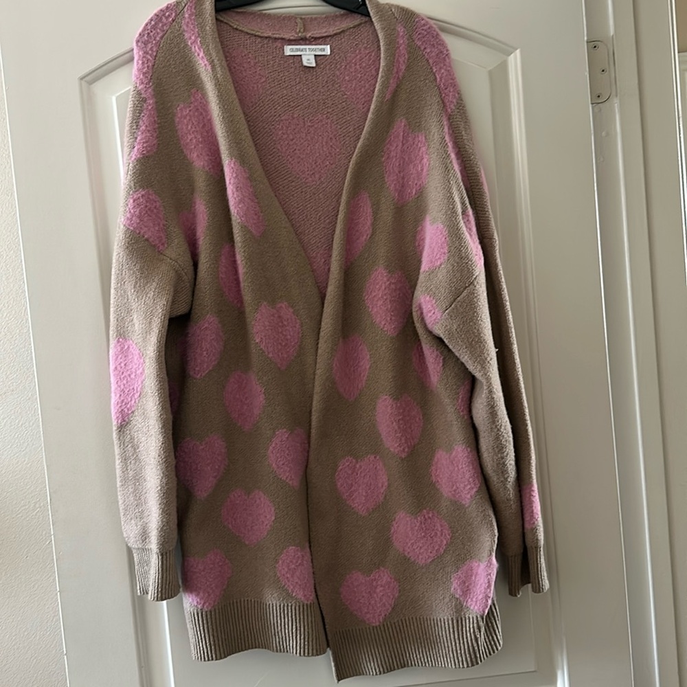 XL Tan cardigan w/ hearts.
Fits a size large or 2xl